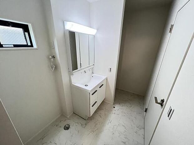 快適で清潔感がある脱衣スペースです。