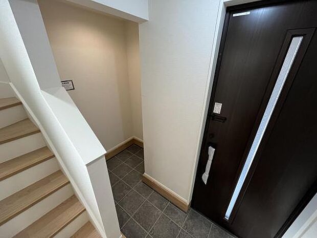 綺麗で明るい玄関でお客様をお迎えいただけます。