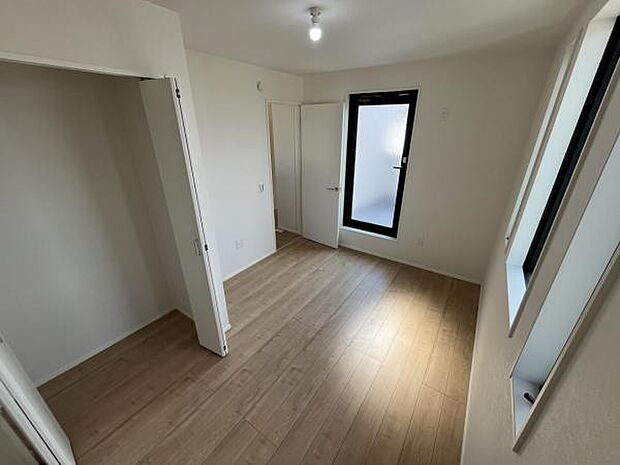 2面採光を確保した室内は、明るく風通しも良く、大変居心地の良い空間となっております。