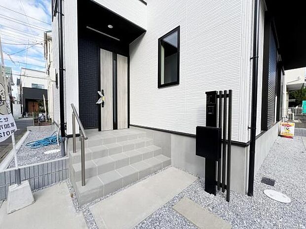 綺麗で明るい玄関でお客様をお迎えいただけます。