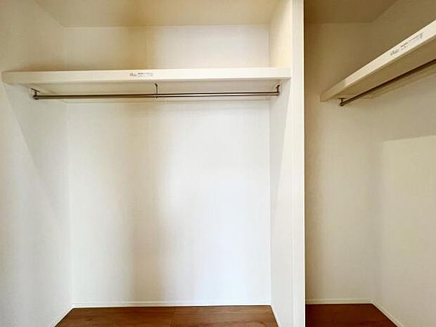 ウォークインクローゼットがあり収納スペースも豊富。季節物もスッキリ片付きそうです。