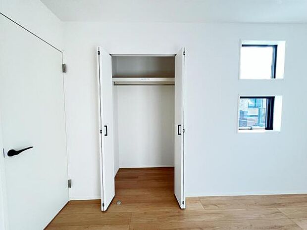 いつでもお部屋をスッキリお使い頂ける収納スペースを設置。