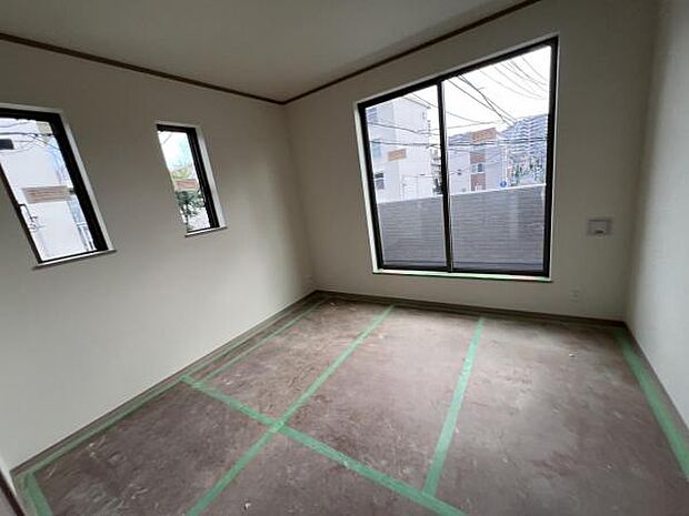 寝室にもご利用いただける居室スペースです明るい広々とした主寝室でご家族ゆっくりお休みになれま