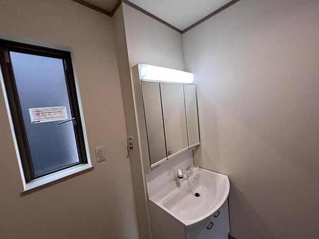 洗面化粧台です。朝の身支度から1日が始まります。収納力と機能性に優れたお手入れラクラク洗面化粧台です