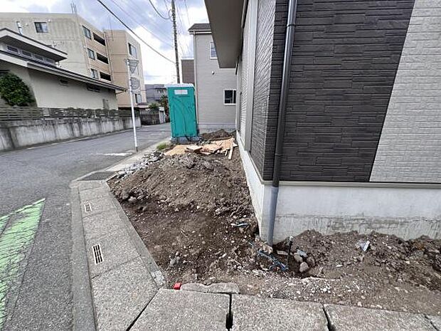 駐車場ももちろん完備しておりますのでお車所有の方にも心強いです駐車場です前面道路との高低差も少なく