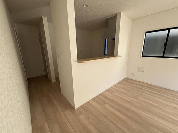 お食事中もキッチンと会話が楽しめるダイニングスペーゆったりとした開放的なダイニングキッチンスペースで