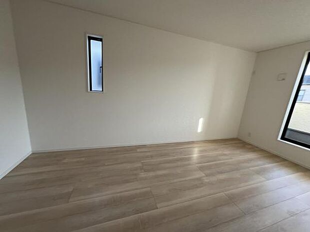 寝室にもご利用いただける居室スペースです明るい広々とした主寝室でご家族ゆっくりお休みになれま