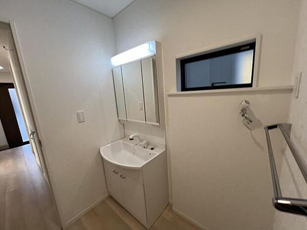 洗面化粧台です。朝の身支度から1日が始まります。収納力と機能性に優れたお手入れラクラク洗面化粧台です