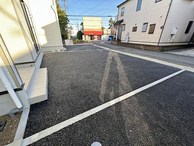 駐車場ももちろん完備しておりますのでお車所有の方にも心強いです駐車場です前面道路との高低差も少なく