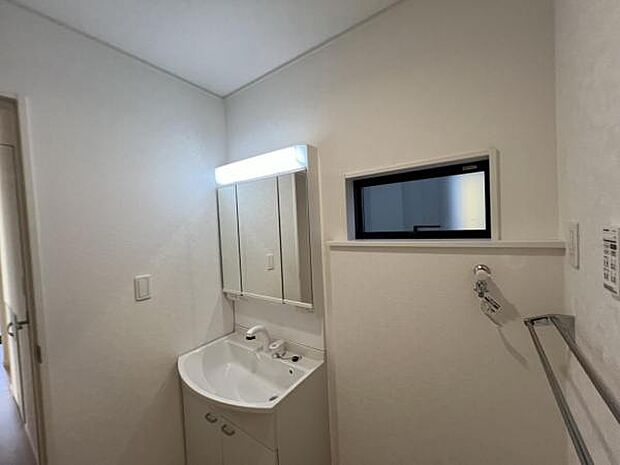 脱衣所は小さなお子様がいるご家庭にも重宝されます。快適で清潔感がある脱衣スペースです。