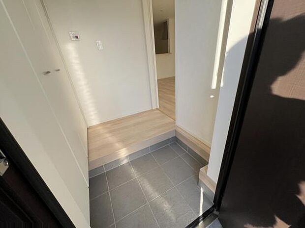 いつも気持ちよくご家族を迎えられる玄関です。綺麗で明るい玄関でお客様をお迎えいただけます。