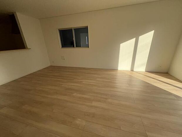 お食事中もキッチンと会話が楽しめるダイニングスペーゆったりとした開放的なダイニングキッチンスペースで