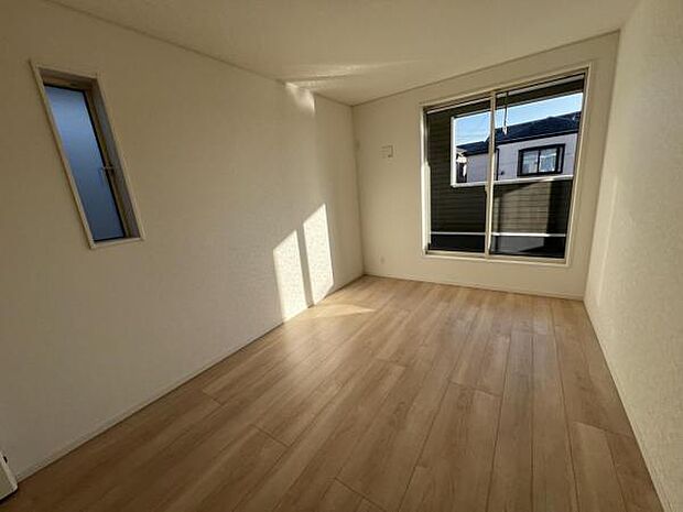 寝室にもご利用いただける居室スペースです明るい広々とした主寝室でご家族ゆっくりお休みになれま