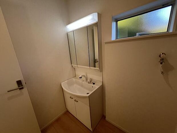 洗面化粧台です。朝の身支度から1日が始まります。収納力と機能性に優れたお手入れラクラク洗面化粧台です