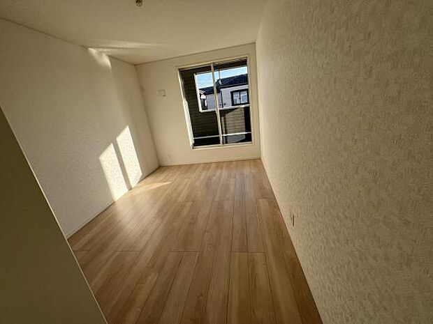 自分好みのアレンジで居心地の良い空間になりそうです洋室は風通しが良く明るく快適な空間ですゆったりと読