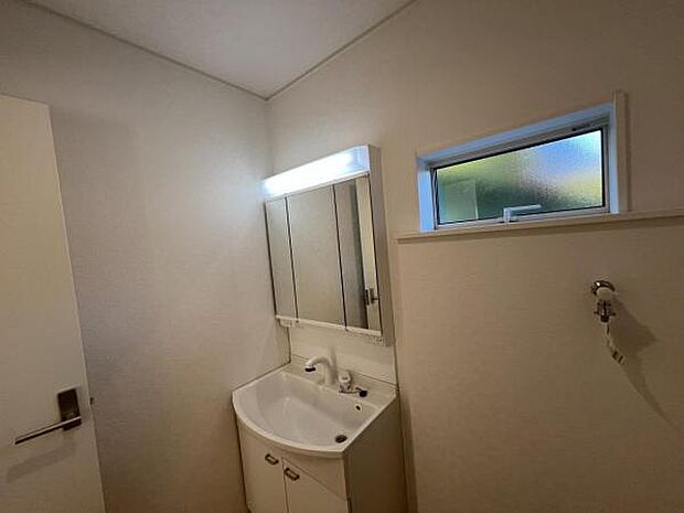 脱衣所は小さなお子様がいるご家庭にも重宝されます。快適で清潔感がある脱衣スペースです。