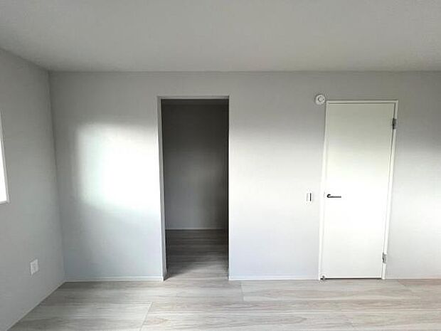 木の温もりが優しいフローリングの収納スペース付き洋室です。