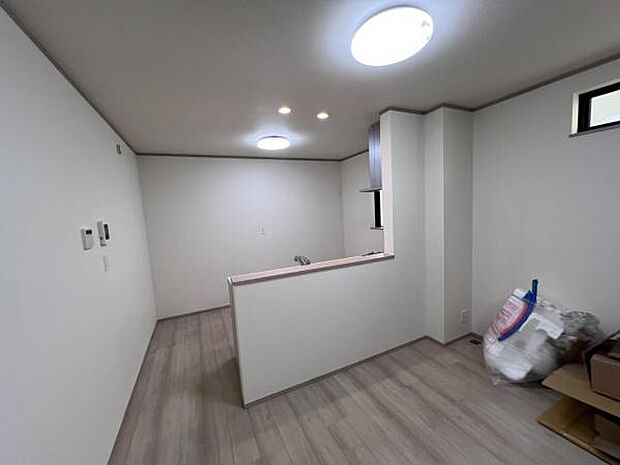 お食事中もキッチンと会話が楽しめるダイニングスペーゆったりとした開放的なダイニングキッチンスペースで