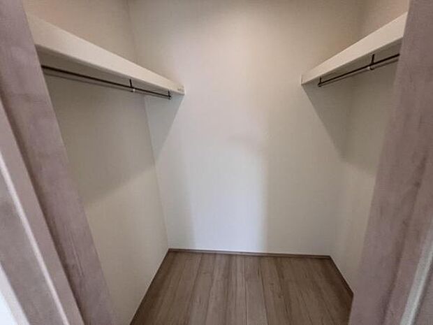 ウォークインクローゼットがあり収納スペースも豊富季節物もスッキリ片付きそうですウォークインクローね。