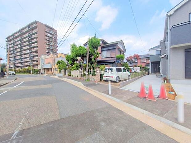 前面道路を含めた現地写真です。