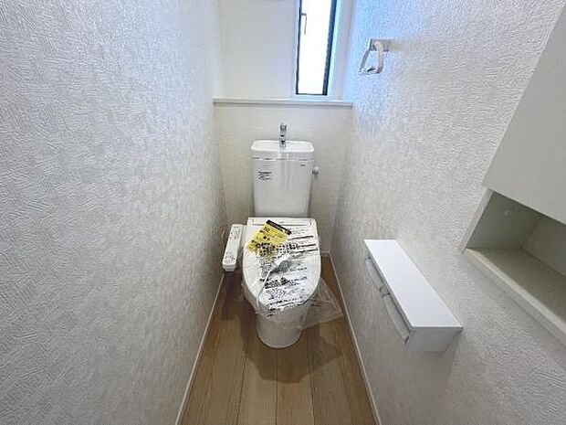 シャワー洗浄機能付のトイレは、清潔感が印象的な空間ですね。