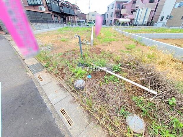 前面道路を含めた現地写真です。