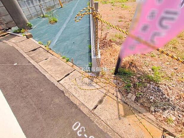 前面道路を含めた現地写真です。