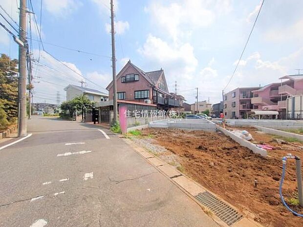 前面道路を含めた現地写真です。