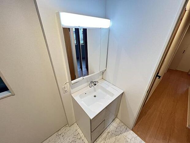 洗面化粧台です。朝の身支度から1日が始まります。