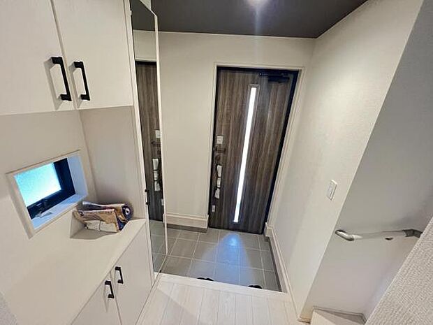 綺麗で明るい玄関でお客様をお迎えいただけます。