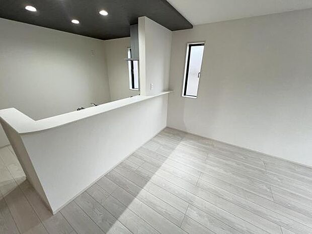 お食事中もキッチンと会話が楽しめるダイニングスペース。