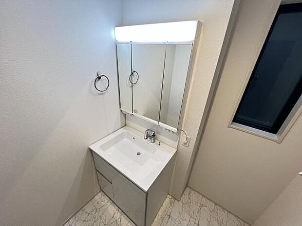 洗面化粧台です。朝の身支度から1日が始まります。