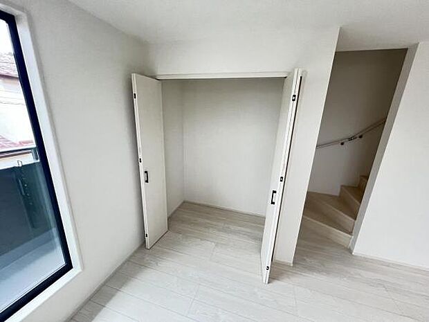 いつでもお部屋をスッキリお使い頂ける収納スペースを設置。