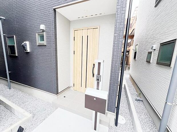 綺麗で明るい玄関でお客様をお迎えいただけます。