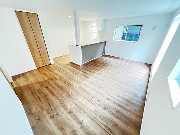 お食事中もキッチンと会話が楽しめるダイニングスペース。