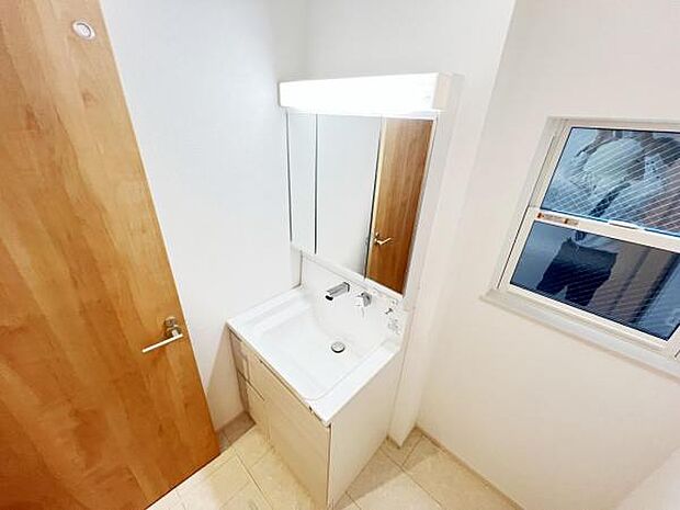 洗面化粧台です。朝の身支度から1日が始まります。