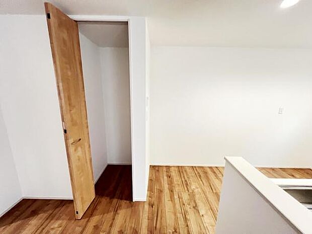 中の物を確認しやすく、取り出しやすい収納スペース。お部屋を広々とお使いいただけます。