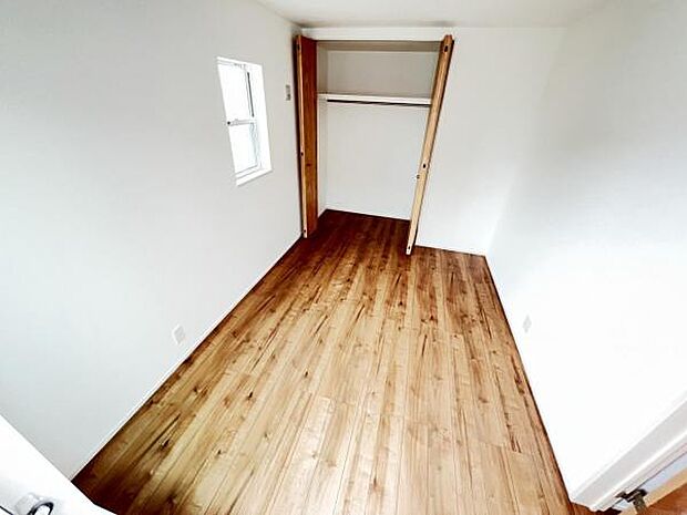 木の温もりが優しいフローリングの収納スペース付き洋室です。