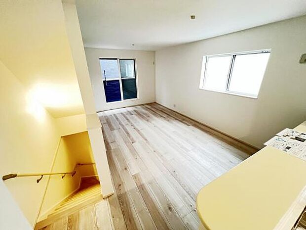 ご家族みんながゆったりくつろげる広々リビングです。