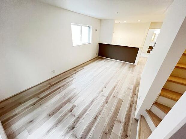 お食事中もキッチンと会話が楽しめるダイニングスペース。