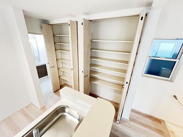 いつでもお部屋をスッキリお使い頂ける収納スペースを設置。