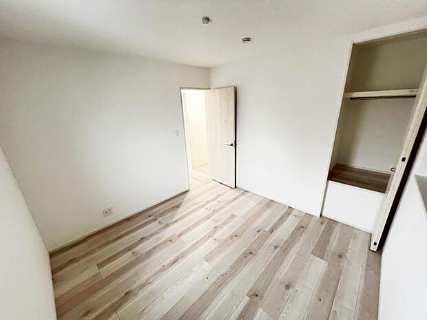 木の温もりが優しいフローリングの収納スペース付き洋室です。