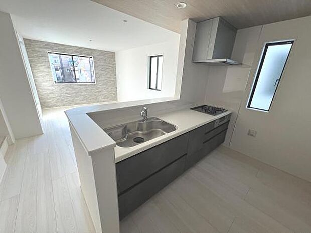 リビングが見渡せ、料理中も会話が弾む対面式キッチンです。