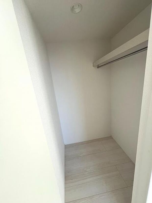 いつでもお部屋をスッキリお使い頂ける収納スペースを設置。