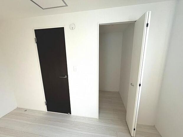 中の物を確認しやすく、取り出しやすい収納スペース。お部屋を広々とお使いいただけます。