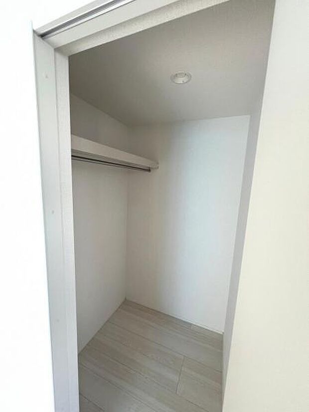 ウォークインクローゼットがあり収納スペースも豊富。季節物もスッキリ片付きそうです。