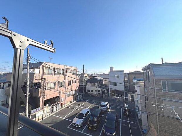 バルコニーからの眺望です。明るい陽射しを浴びながらゆったりと過ごすのも良いですね。