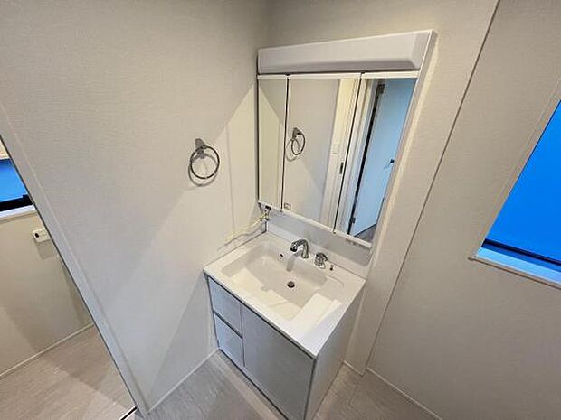 洗面化粧台です。朝の身支度から1日が始まります。