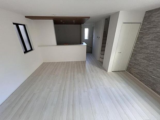 お食事中もキッチンと会話が楽しめるダイニングスペース。