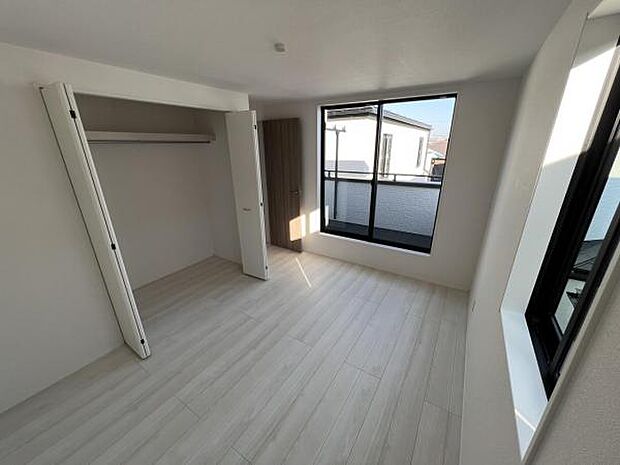 木の温もりが優しいフローリングの収納スペース付き洋室です。